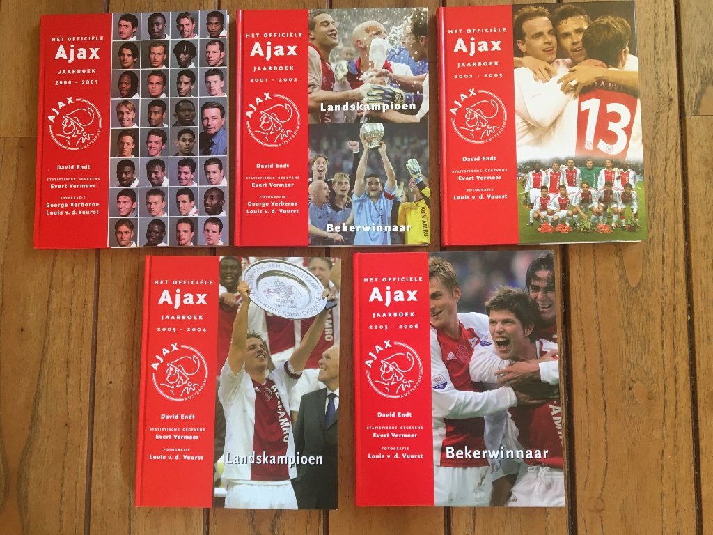sportboeken - Het Officiele Ajax  Jaarboek - 5 stuks, Boeken, Ophalen of Verzenden, Zo goed als nieuw, Balsport