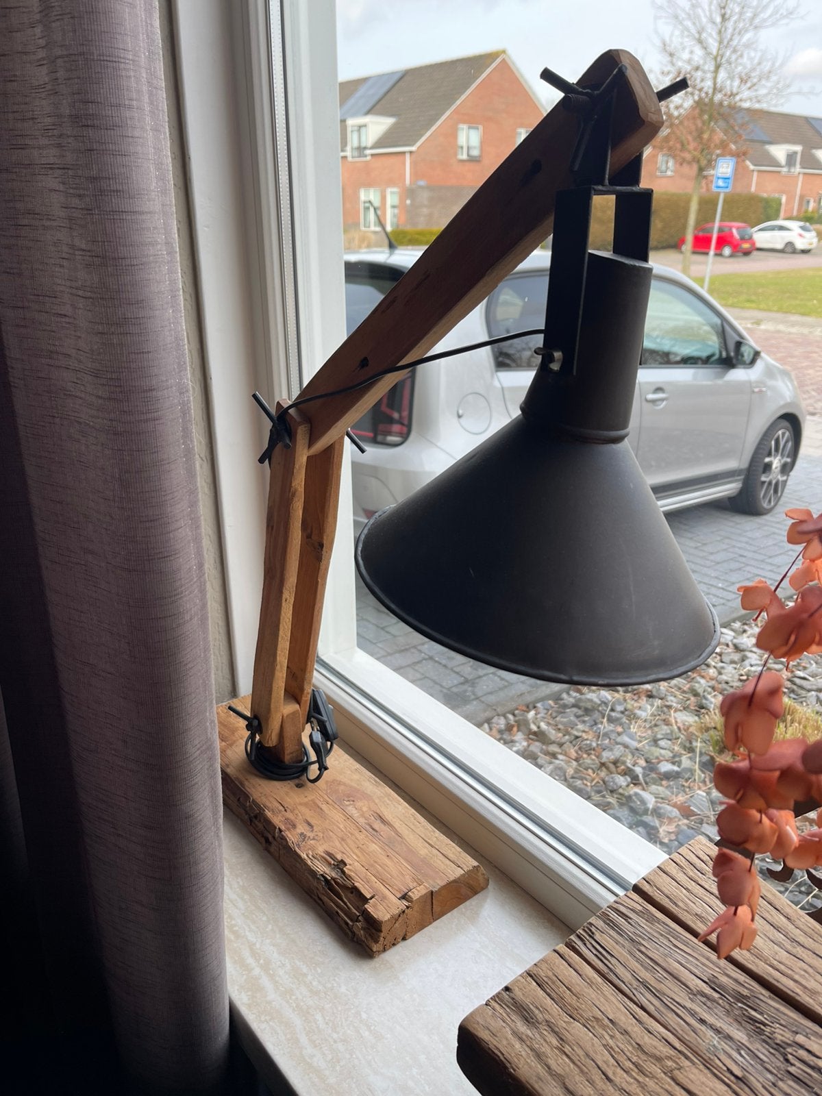 Verstelbare lamp met houten poot, Ophalen, Zo goed als nieuw