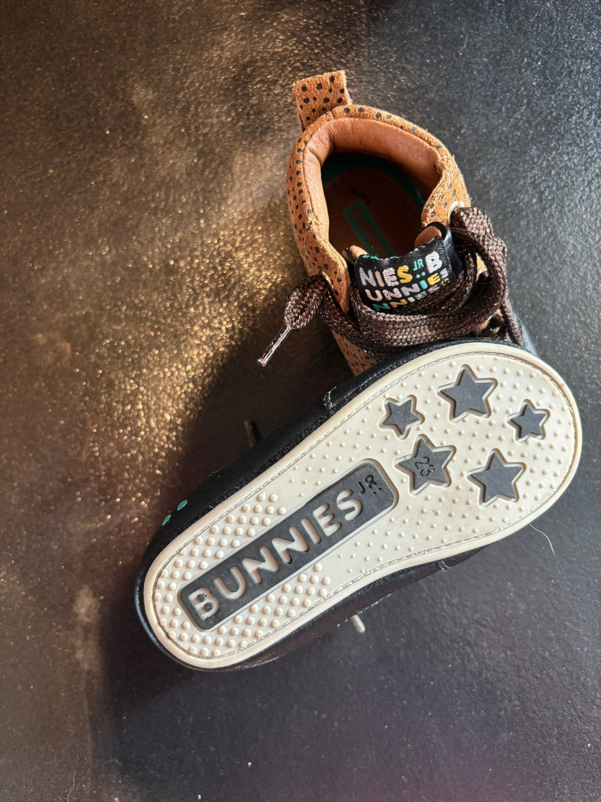Bunnies suède met zwarte dots meisjes schoenen maat 23, Kinderen en Baby's, Ophalen of Verzenden, Zo goed als nieuw, Meisje, Schoenen