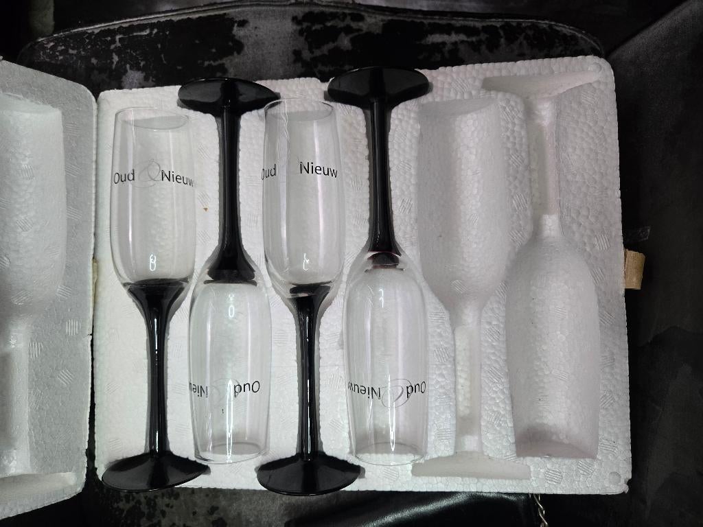 4 Champagneglazen met zwarte voet en opdruk. Nieuw, Ophalen, Nieuw, Overige typen