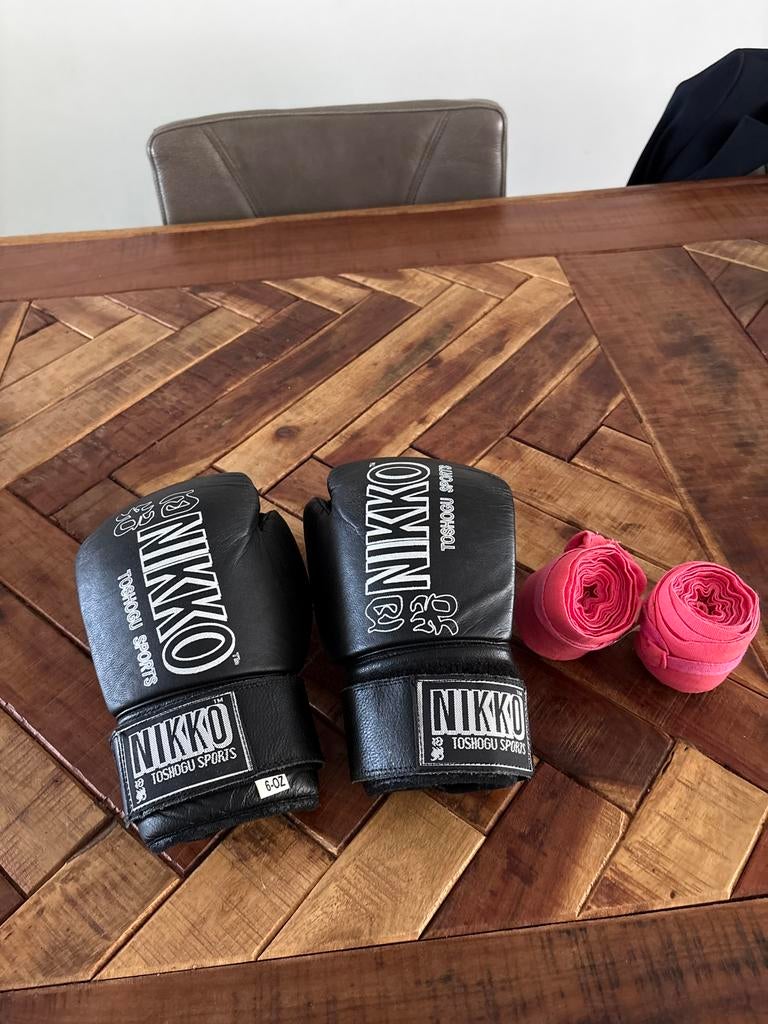 Nikko Bokshandschoenen 6-OZ met Bandages, Ophalen of Verzenden, Zo goed als nieuw, Bokshandschoenen