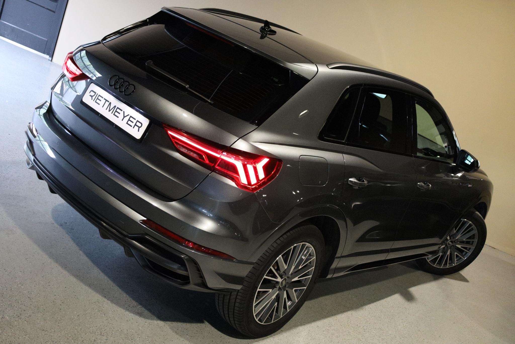 Audi Q3 45 TFSI e S edition |Gevlakt stuur |Sfeerverlichting, Auto's, 12 maanden, Gebruikt, Leder en Stof, Parkeersensor