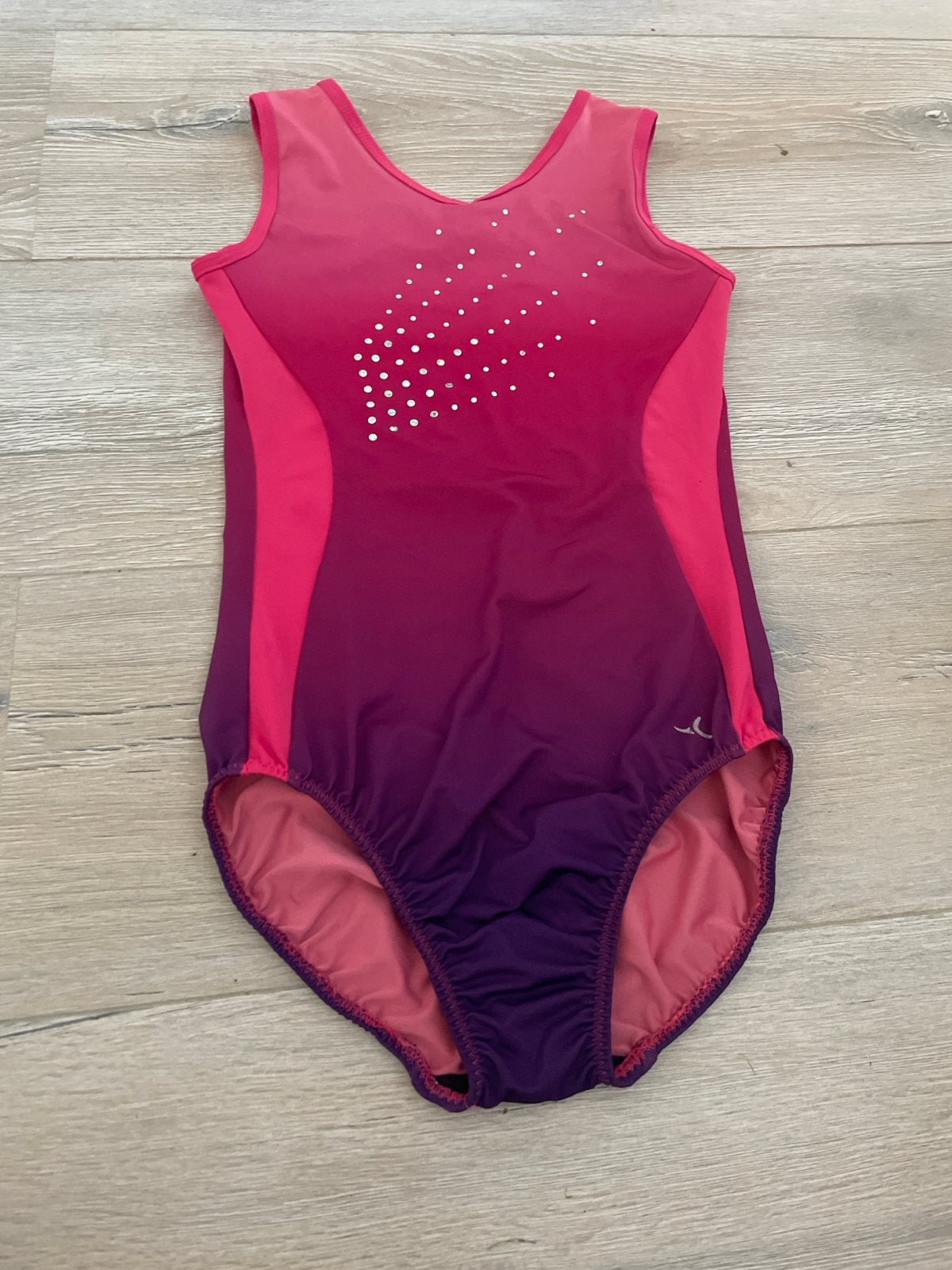 Turnpakje roze/paars met steentjes, Ophalen of Verzenden, Zo goed als nieuw, Meisje, Sport- of Zwemkleding
