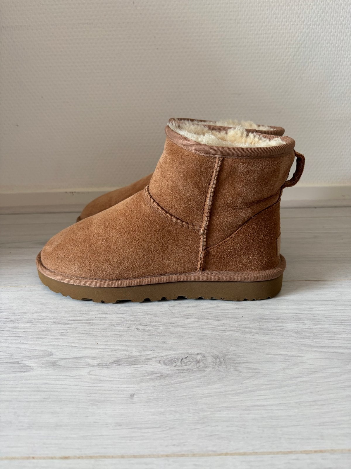 Uggs Classic Mini Laarzen - Maat 37, Ophalen of Verzenden, Zo goed als nieuw, Bruin, Lage of Enkellaarzen