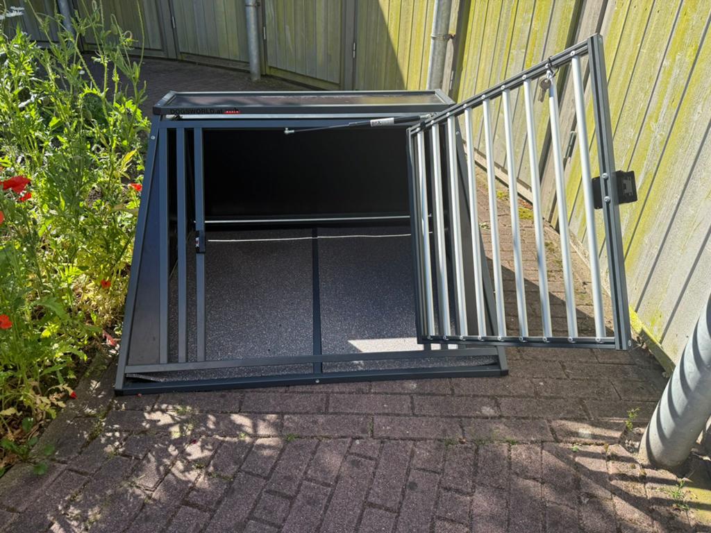 Hondenbench voor in de auto, Ophalen, Zo goed als nieuw, 75 tot 110 cm, Minder dan 65 cm