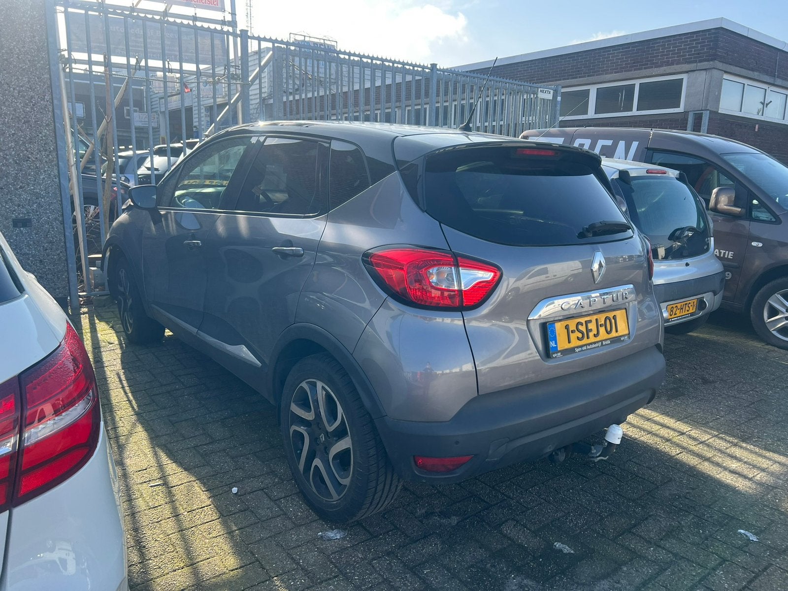 Renault Captur 0.9 TCE 90 2013 Grijs schade, Auto's, Renault, Voorwielaandrijving, 898 cc, Zwart, 49 €/maand