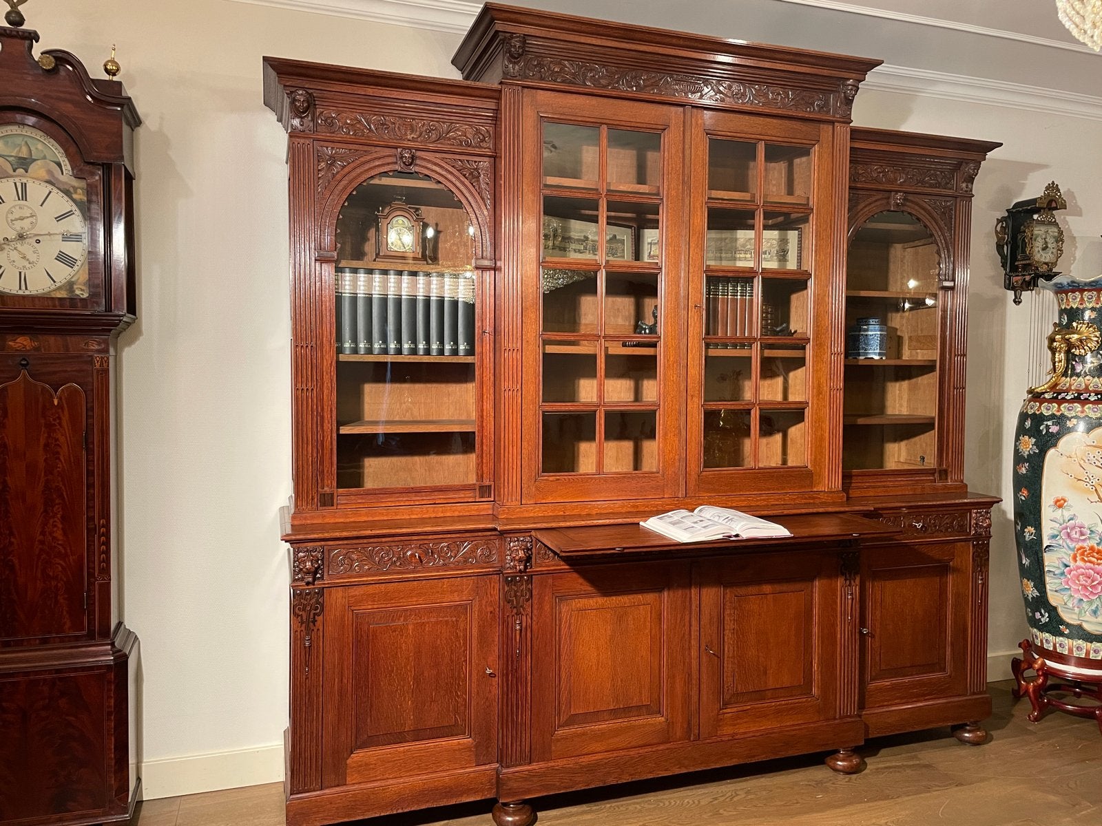 Antieke Hollandse Eiken Bibliotheekkast met Houtsnijwerk, Antiek en Kunst, Ophalen