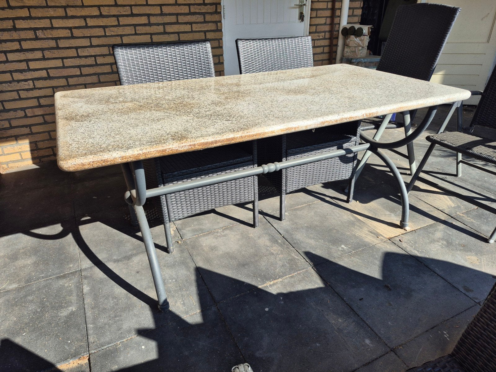 Wicker tuinstoelen en tuintafel met granieten blad, Ophalen, Gebruikt, 6 zitplaatsen, Wicker