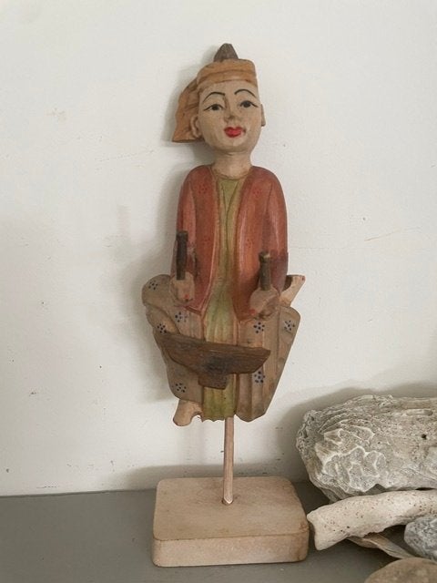 Vintage handgemaakt houten Aziatisch beeldje tempelmuzikant, Meerkleurig, Pop, Overige herkomsten, Ophalen