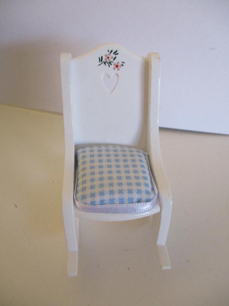 poppenhuis leuke kinderstoel, Ophalen of Verzenden, Zo goed als nieuw, Decoratie