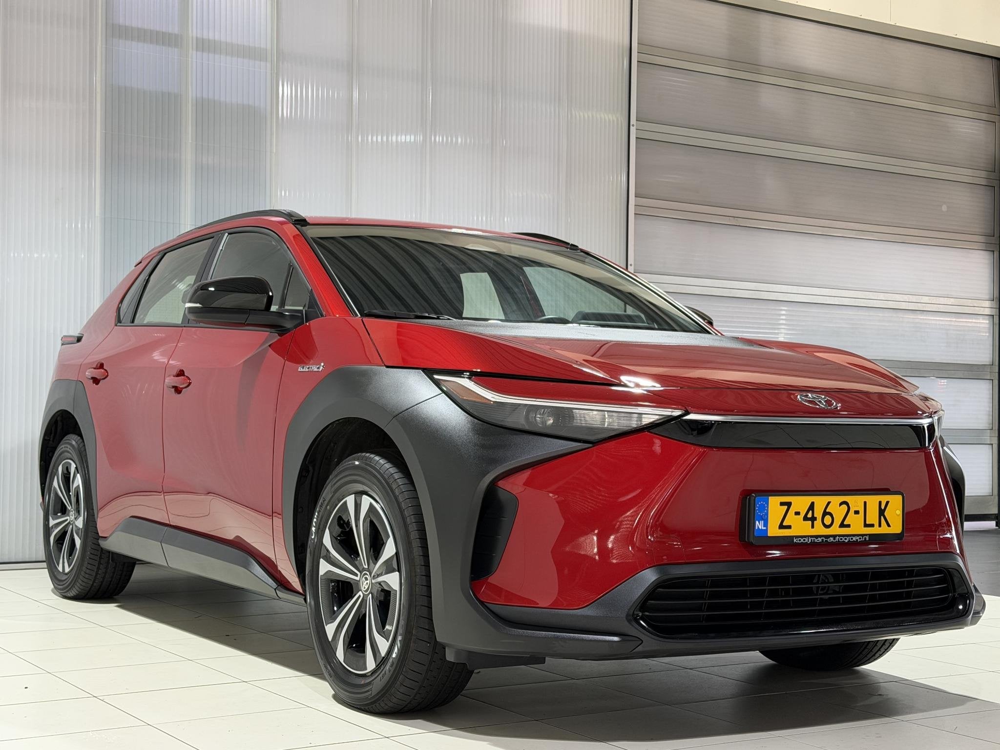 Toyota bZ4X Active 71 kWh / 17% bijtelling / Camera / Apple, Auto's, Dealer onderhouden, Stof, Gebruikt, 71 kWh