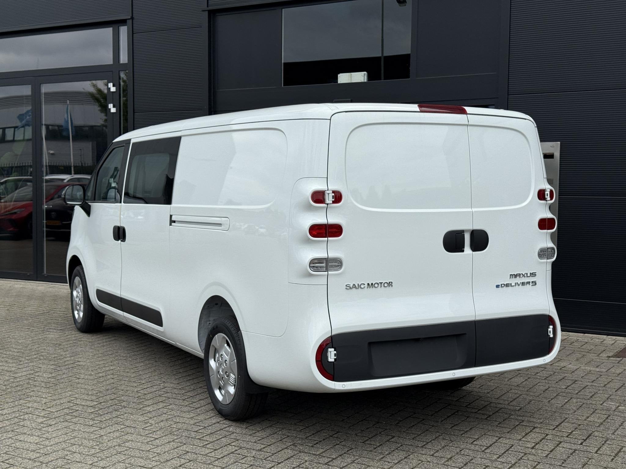 Maxus eDeliver 5 DC L2H1 64kWh Aut. Dubbele Cabine | WLTP to, Auto's, Stof, Met garantie (alle), Maxus, Grijs