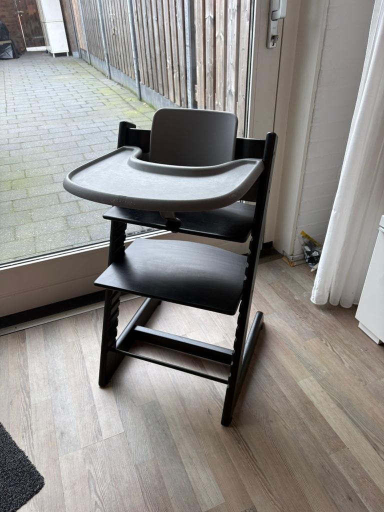 Zwarte stokke tripp trapp babyset tray grijs triptrap stoel, Ophalen, Zo goed als nieuw, Meegroeistoel, Afneembaar eetblad