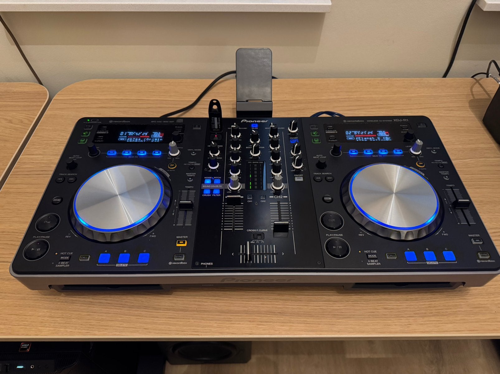 Foto 4 van Pioneer XDJ-R1 DJ Controller DJ Set + Draagtas | Rekordbox