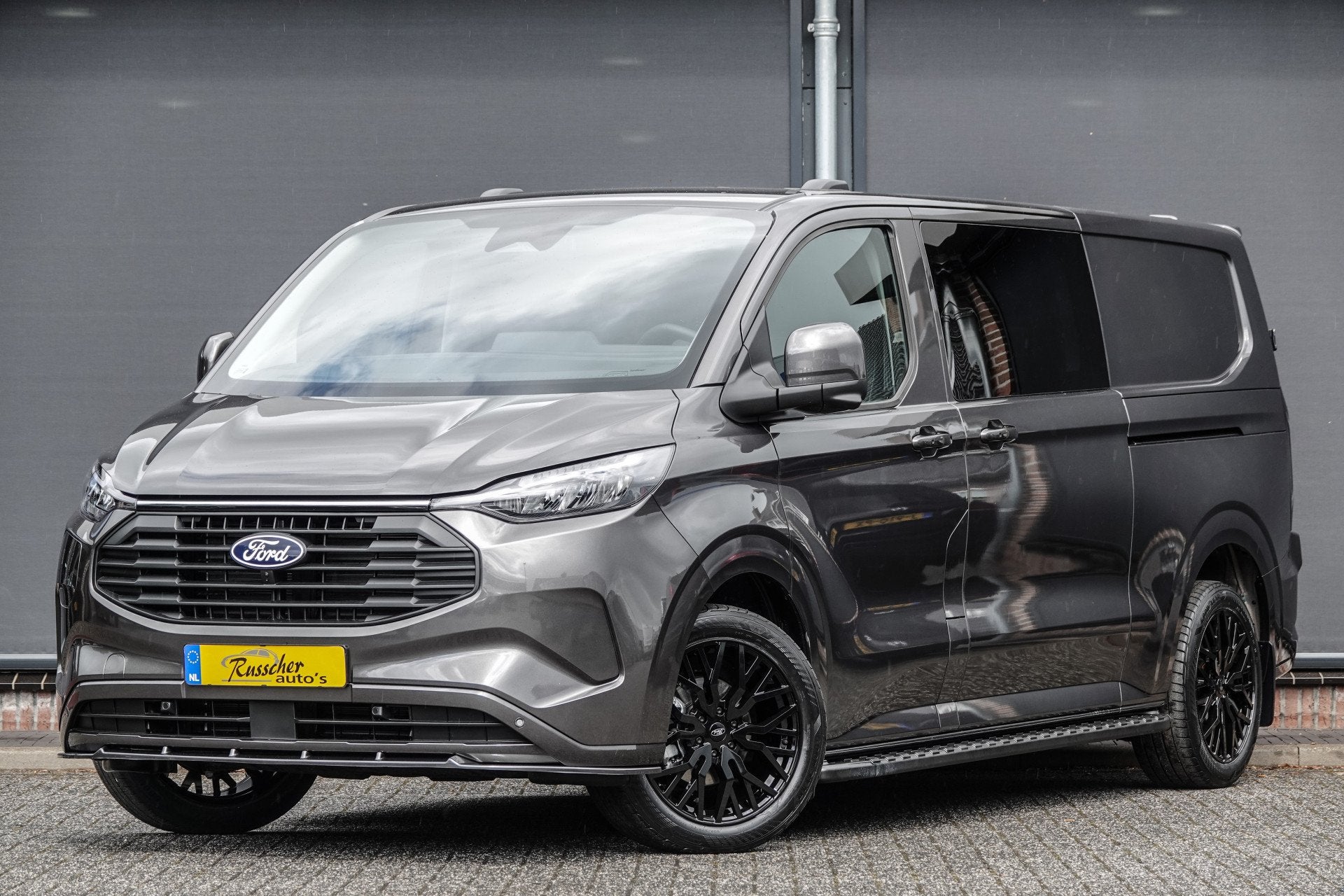 Ford Transit Custom L2H1 Dubbel Cabine 2.5PHEV 233Pk Aut. |, Auto's, Bestelauto's, Gebruikt, Zwart, 4 cilinders, 2159 kg