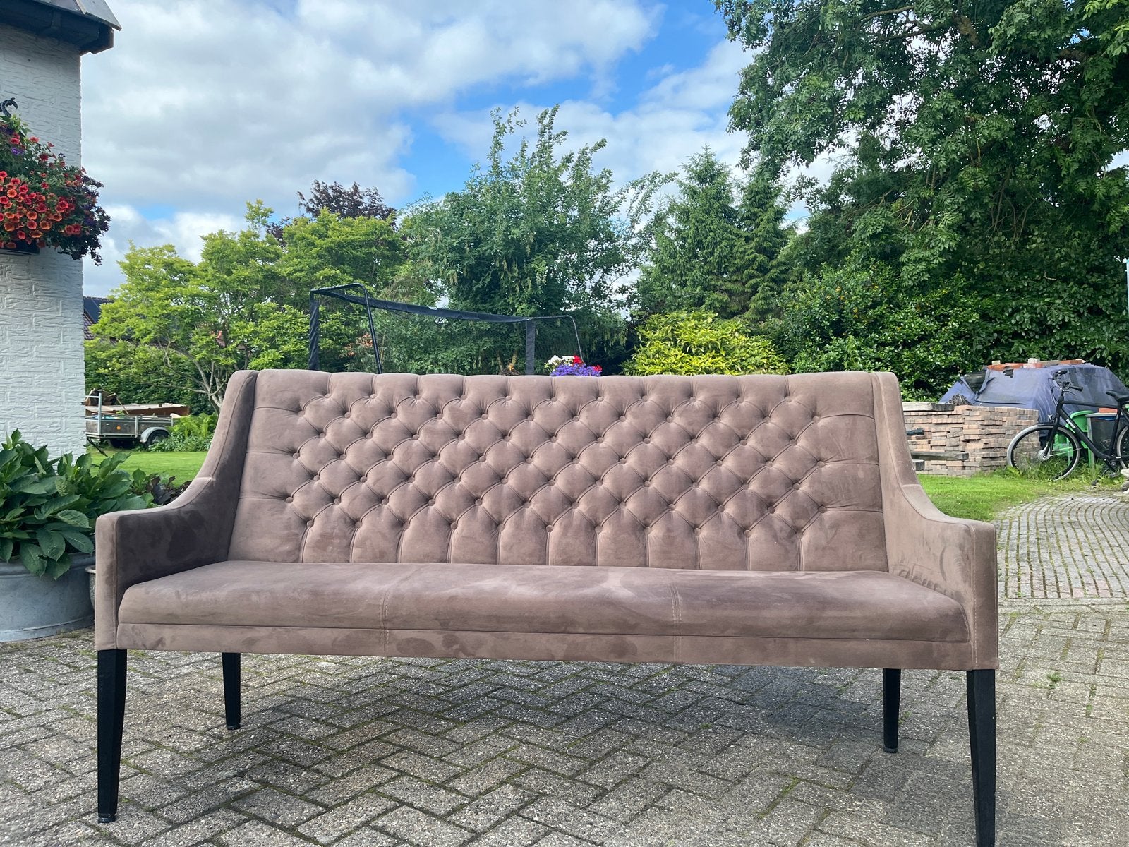 Stijlvolle bank met gecapitonneerde rugleuning, Ophalen, Gebruikt, Drie, Luxe stijl