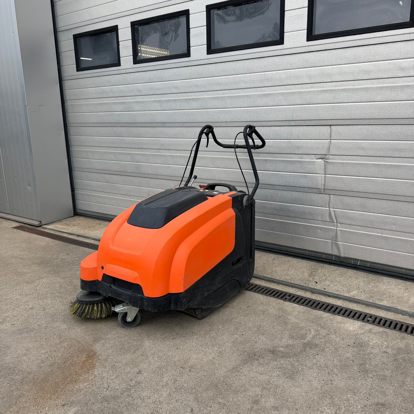 Kärcher professionele industriële veegmachine met zijborstel, Ophalen, Zo goed als nieuw