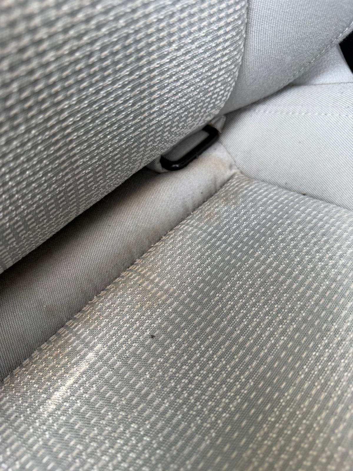 BANK STOEL OF AUTOSTOEL VIES IK KRIJG ZE WEER FRIS EN SCHOON