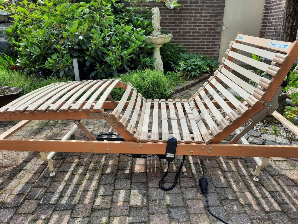 Lattenbodems verstelbaar houtkleur frame en witte latjes, Ophalen, Gebruikt, Eenpersoons, 210 cm