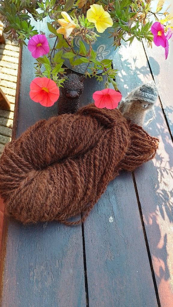 Handgesponnen alpaca wol bruin (medium brown) 1,2kg, Ophalen of Verzenden, Nieuw, Breien of Haken, Wol of Garen