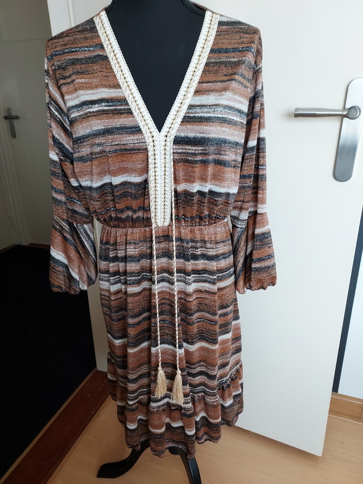 Boho-chic jurk met strepen en kwastjes, Kleding | Dames, Jurken, Maat 38/40 (M), Bruin, Ophalen of Verzenden, Knielengte