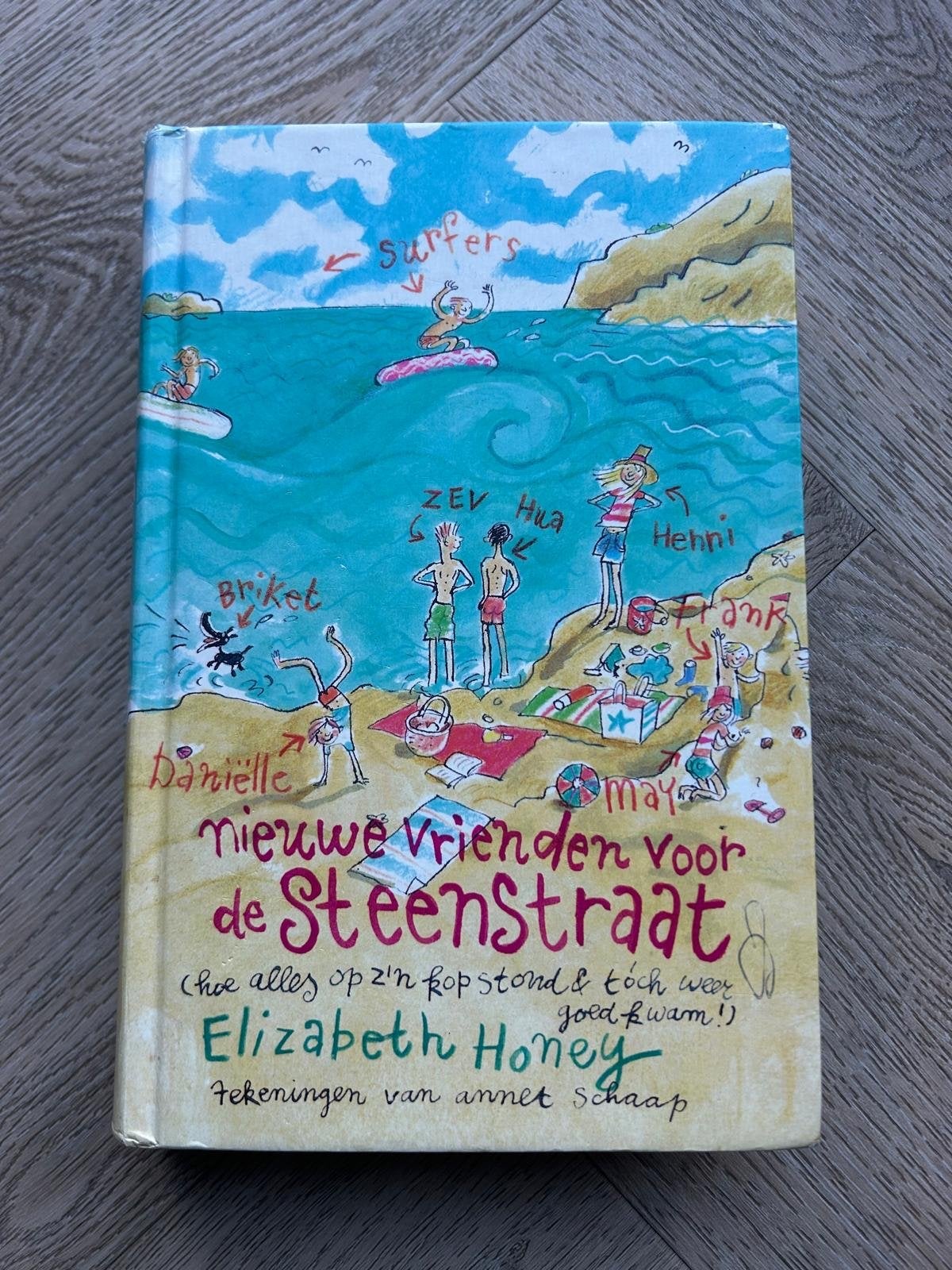 Nieuwe Vrienden voor de Steenstraat - Elizabeth Honey, Ophalen of Verzenden, Zo goed als nieuw, Fictie algemeen