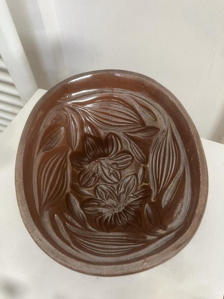 Een mooie vintage keramieken bakvorm met een bloemenmotief., Keramiek, Overige typen, Ophalen of Verzenden, Zo goed als nieuw