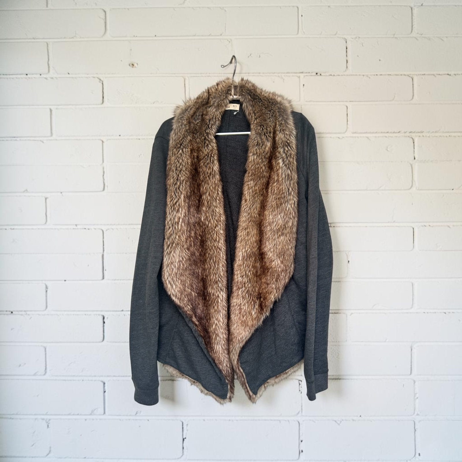 Hollister Vest Maat M/L Grijs Bruin Nepbont Sjiek, Kleding | Dames, Truien en Vesten, Maat 38/40 (M), Verzenden, Zo goed als nieuw