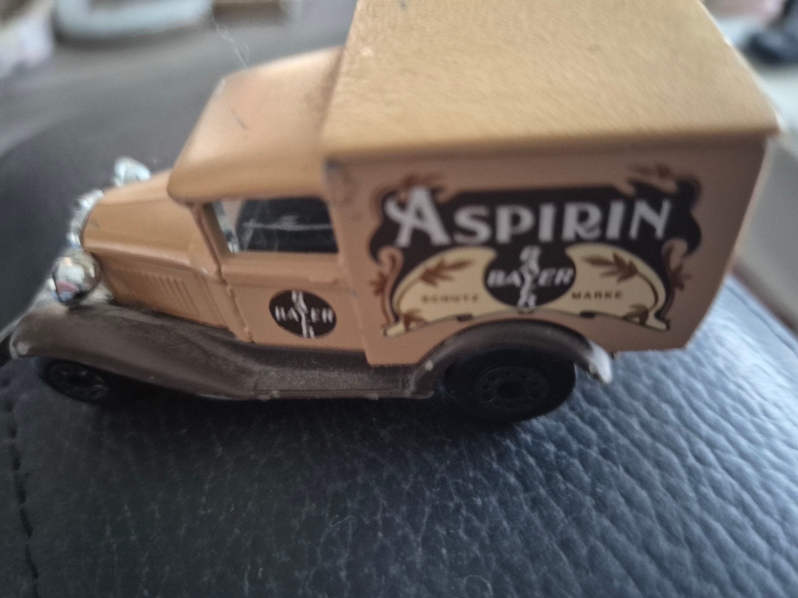 2xMatchbox Model A Ford Aspirin Bayer 1979 en vicks, Ophalen of Verzenden, Gebruikt, Auto's