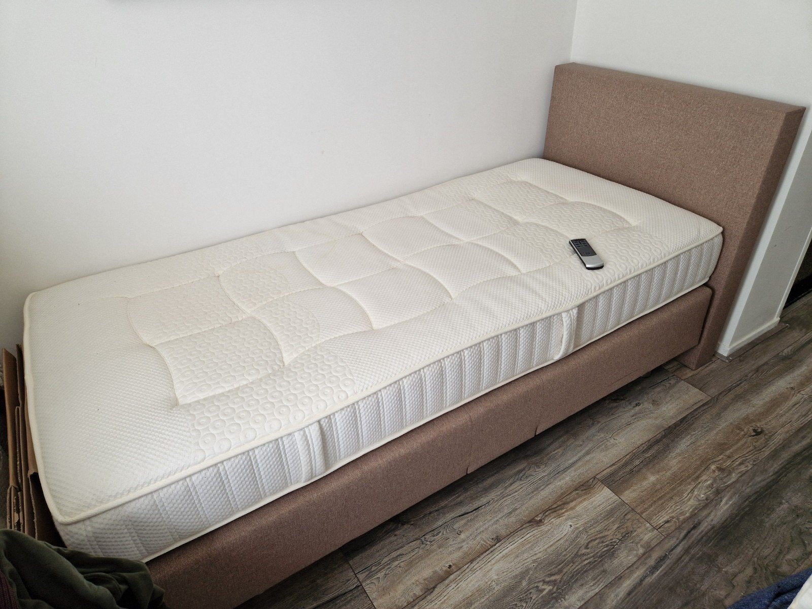 Elektrisch verstelbaar (senioren)bed boxspring - 2 jaar gebr, Ophalen, 90 cm, Eenpersoons, Bruin