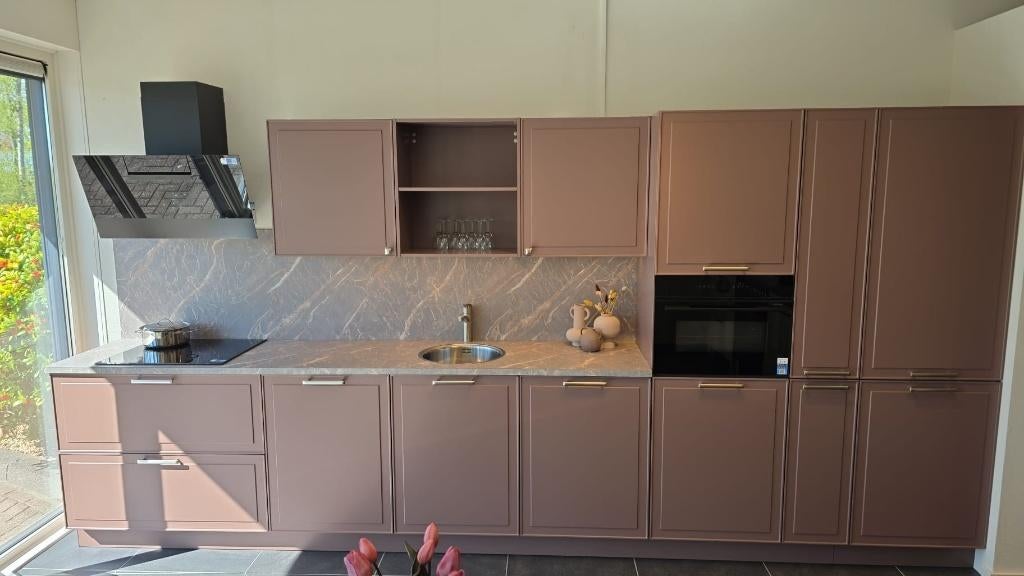 keller showroom keuken hotel chique met Bosch apparatuur, Ophalen, Overige kleuren, Nieuw, Enkelwandige keuken