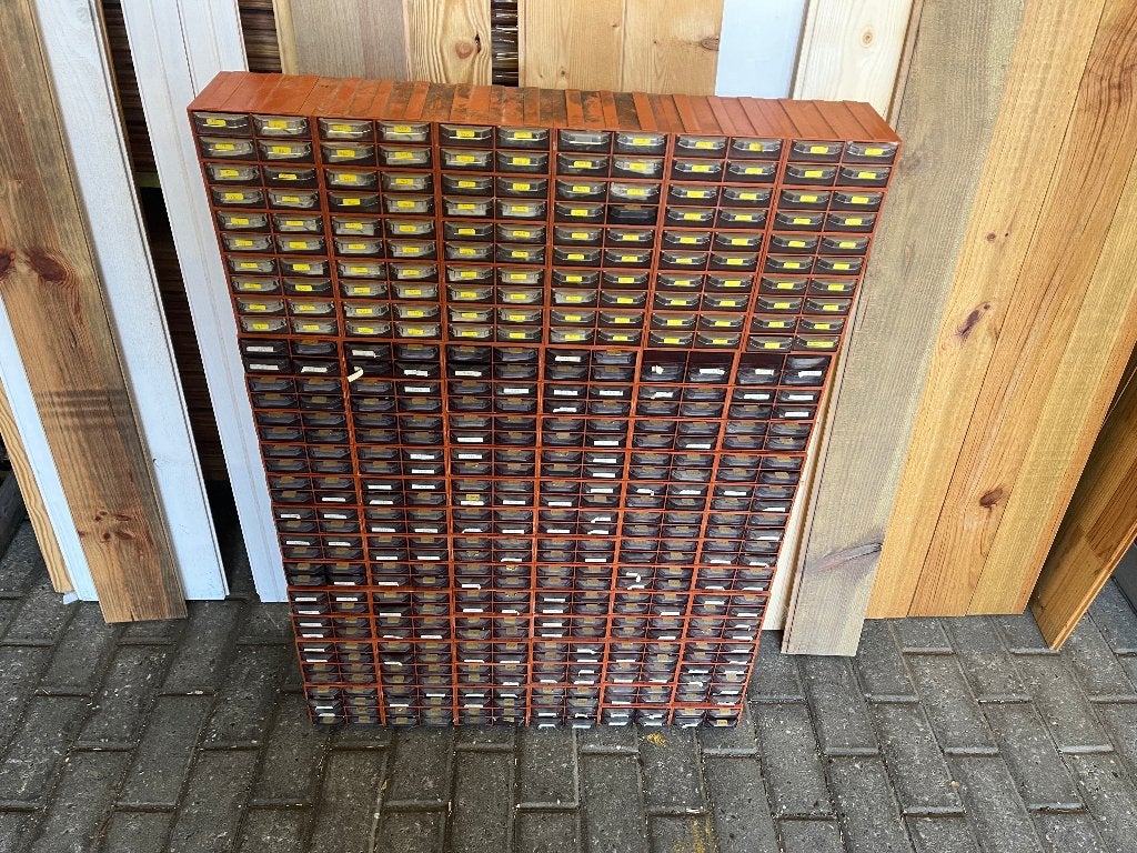 Kast vol nieuwe elektronica onderdelen, zoals weerstanden