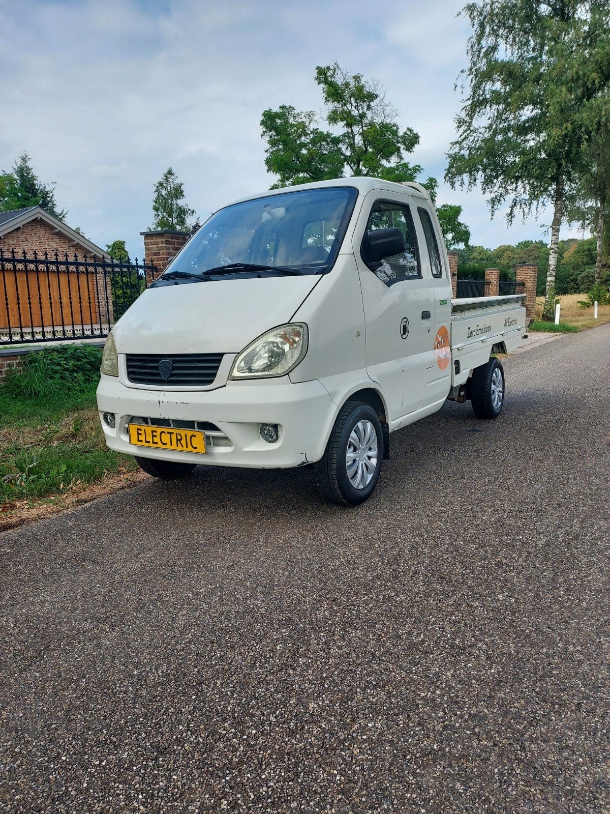 Elektrische pick-up is lopend apk en wegenbelasting vrij, Auto diversen, Schadeauto's, Overige carrosserieën, Wit, Elektrisch