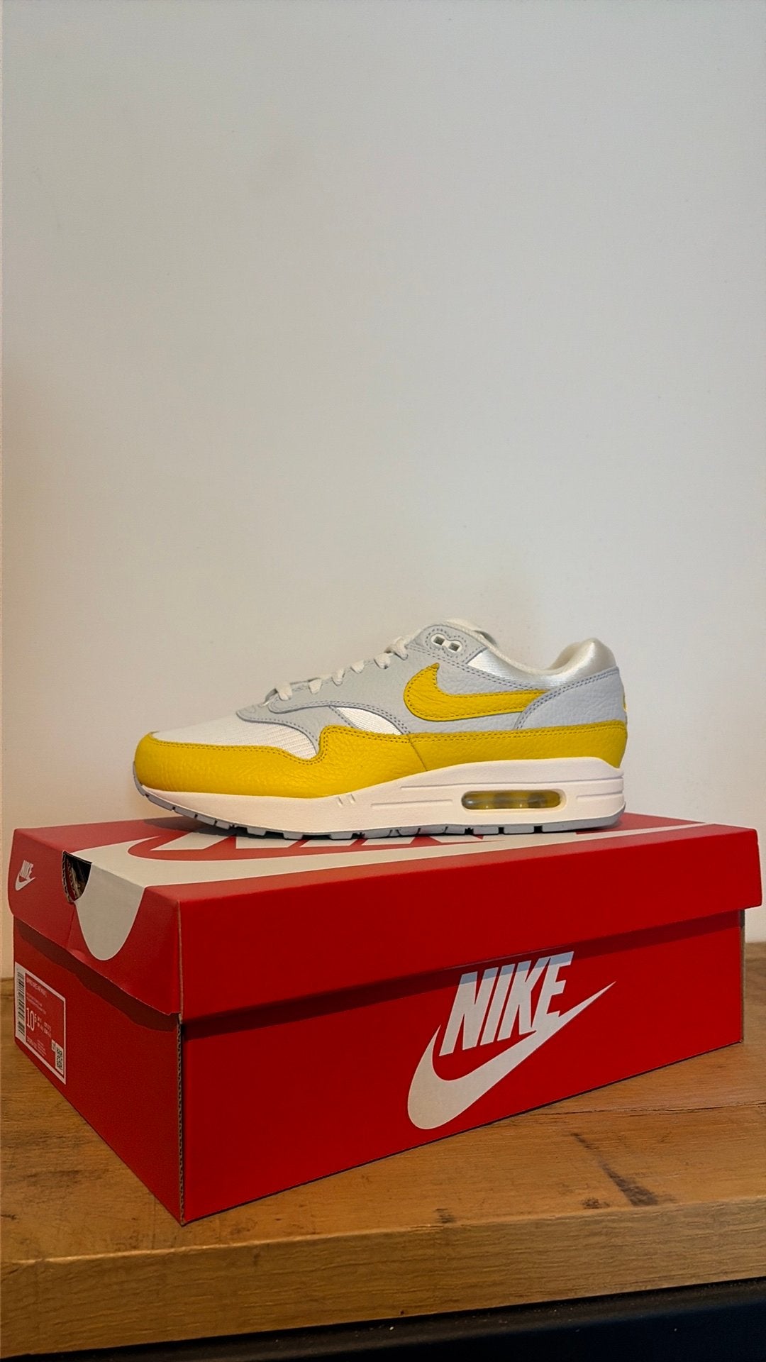 Nike Air Max 1 WMNS 'Tour Yellow' 42.5, Ophalen of Verzenden, Nieuw, Overige kleuren
