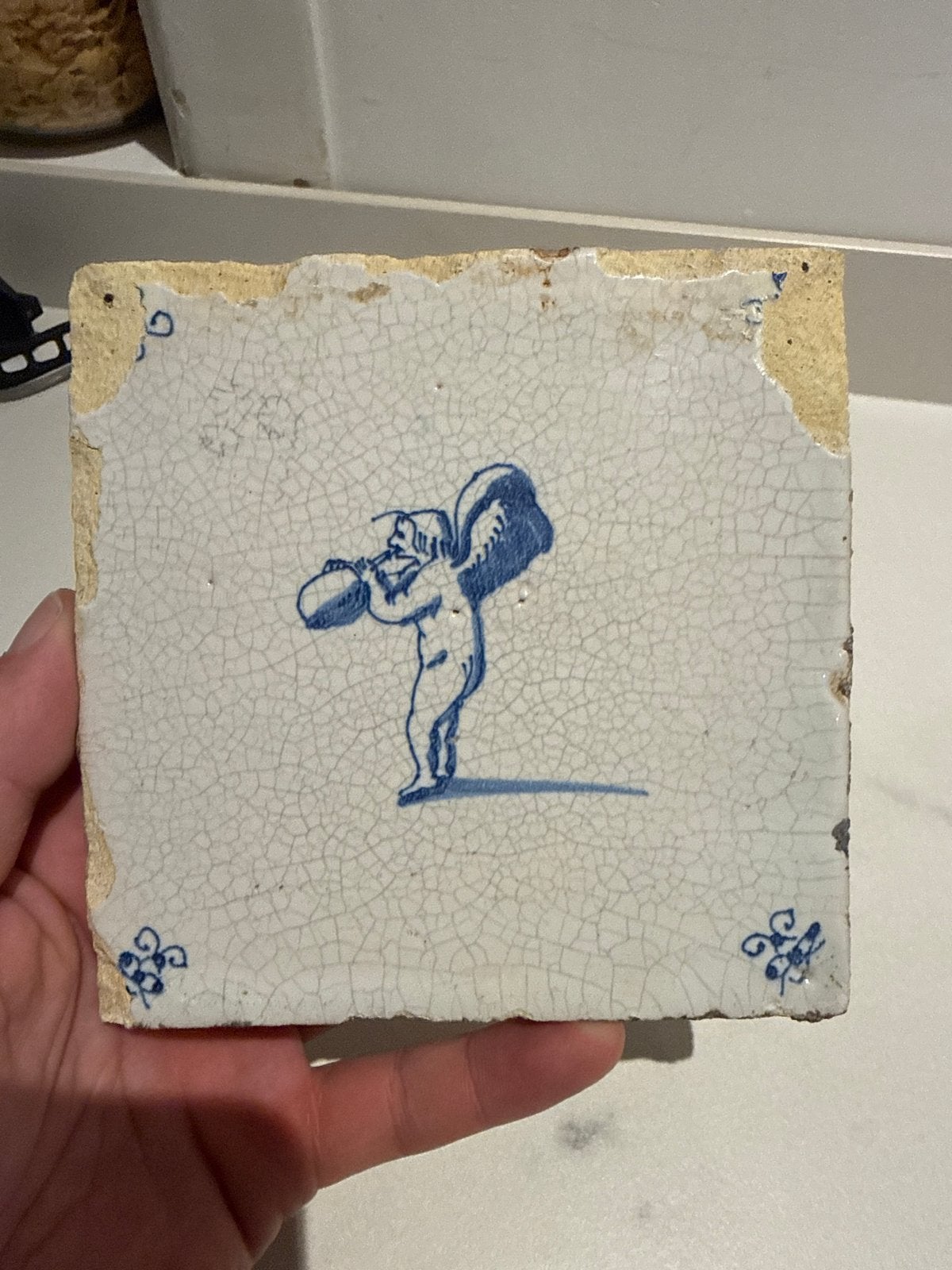 Antieke Delfts blauwe tegel - 17e eeuw - Drinkende Cupido, Ophalen of Verzenden