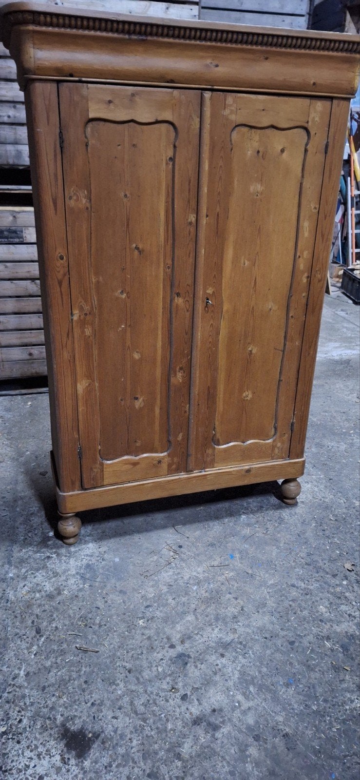 Oude houten kast met sierlijsten, Antiek en Kunst, Ophalen of Verzenden