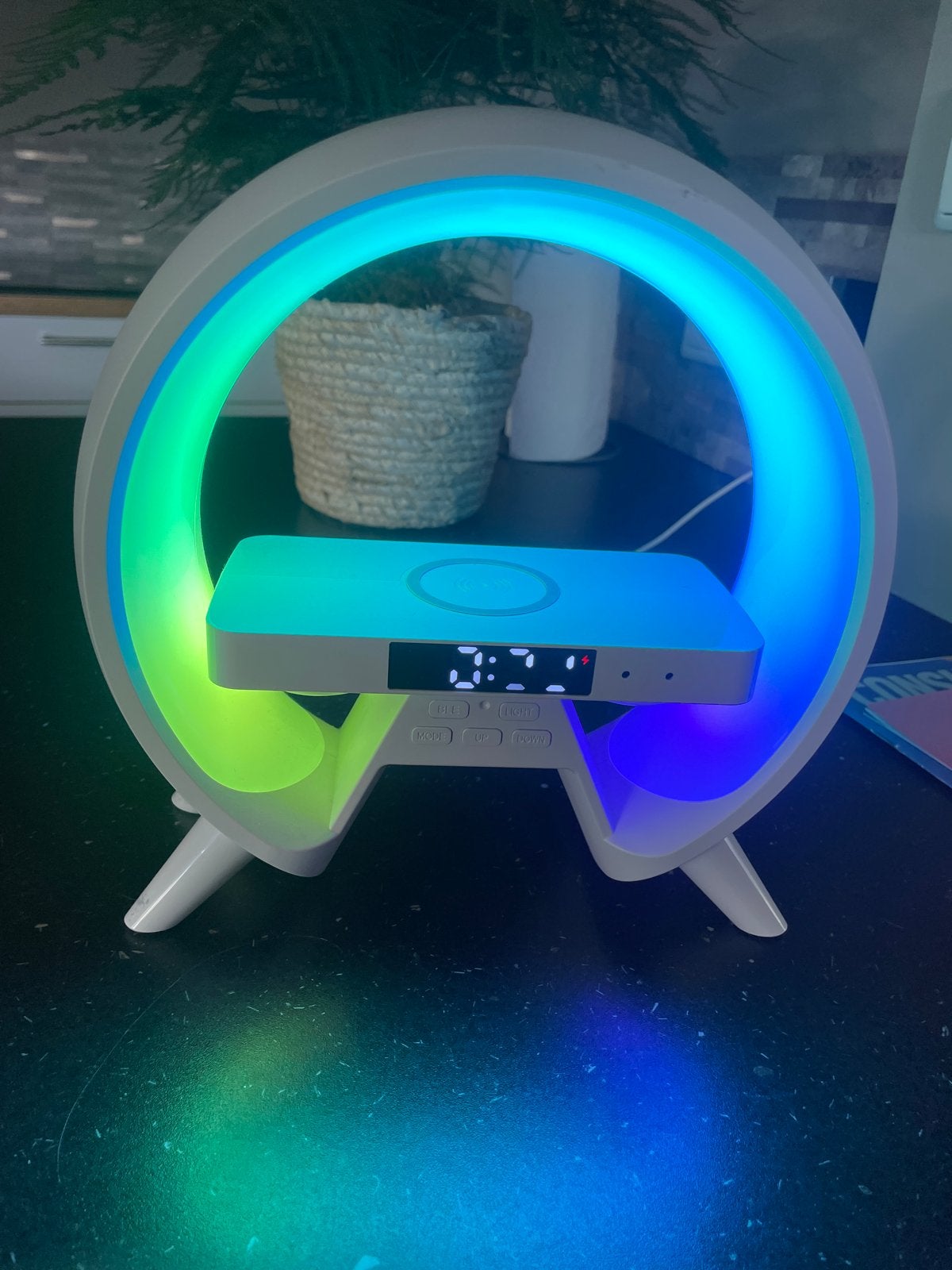 Slimme Wekker met Draadloos Opladen en RGB Licht, Ophalen, Meerkleurig, Nieuw, Kunststof