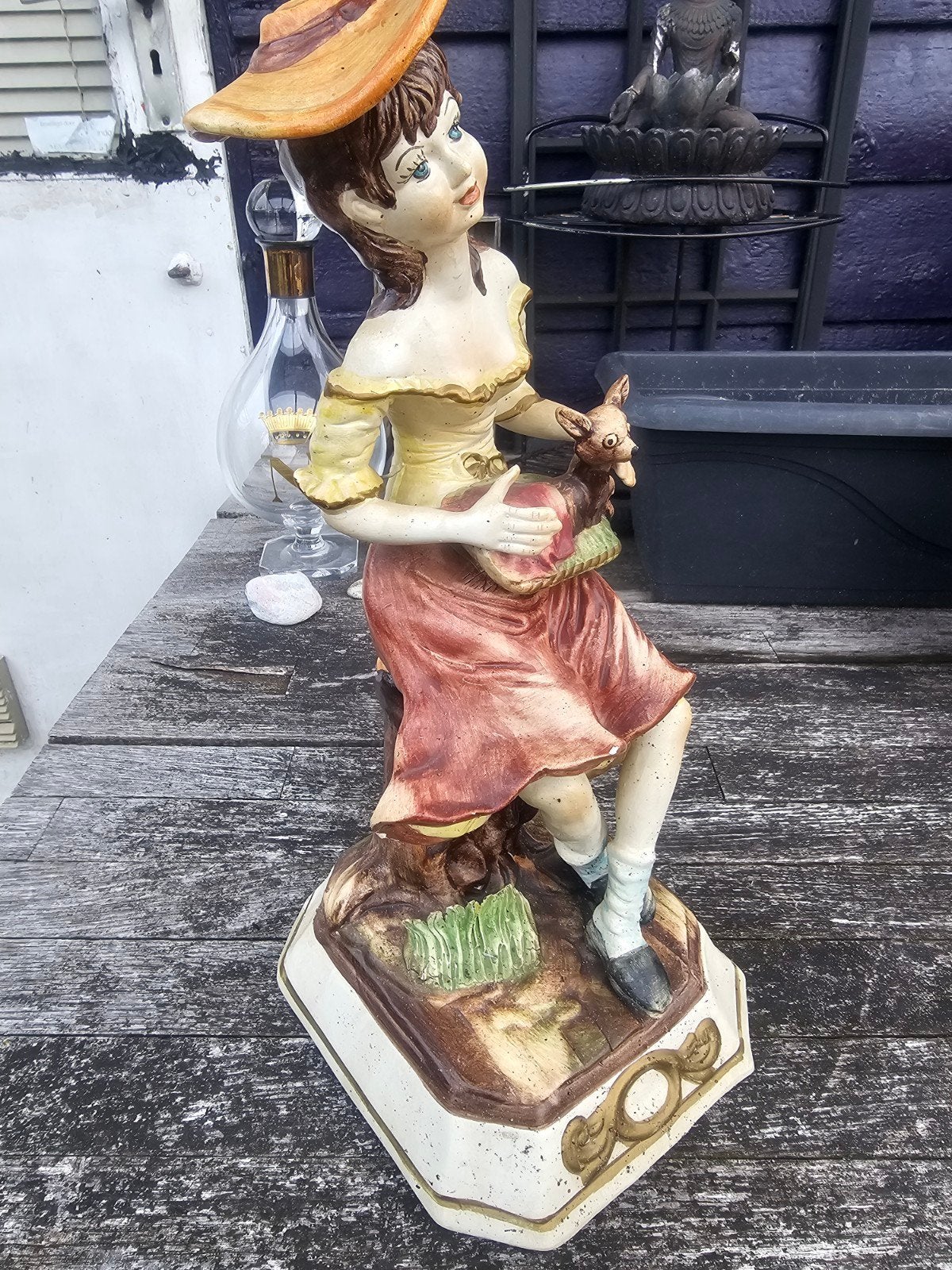 Capodimonte beeldje: Dame met hoed en reekalf, Antiek en Kunst, Ophalen of Verzenden