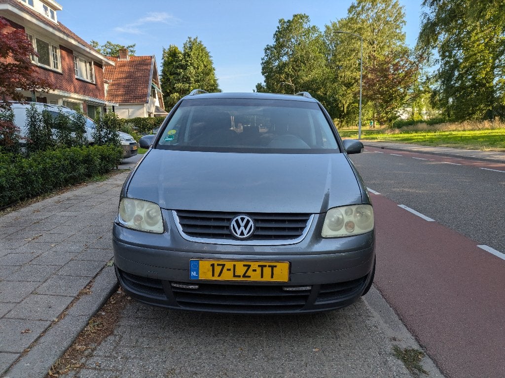 VW Touran 1.6 FSI 2003 – Goed onderhouden, ruime MPV, schade, Auto's, Volkswagen, Origineel Nederlands, 75 €/maand, Handgeschakeld