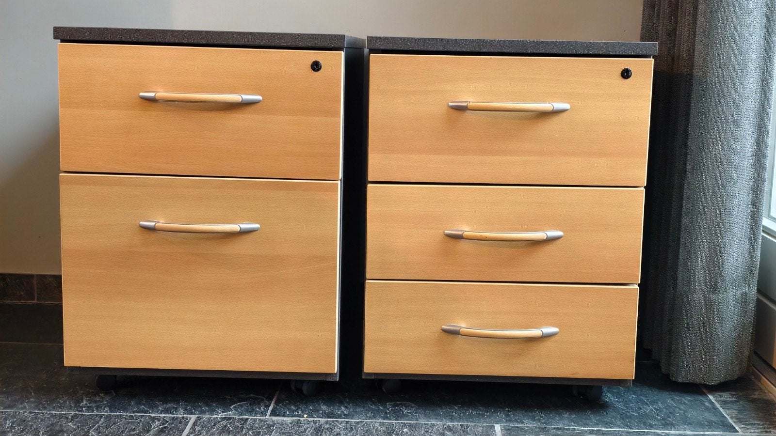 Twee sterke ladeblokken met wieltjes voor kantoor of bureau, Ophalen, 1 of 2 laden, Modern kantoor, Zo goed als nieuw
