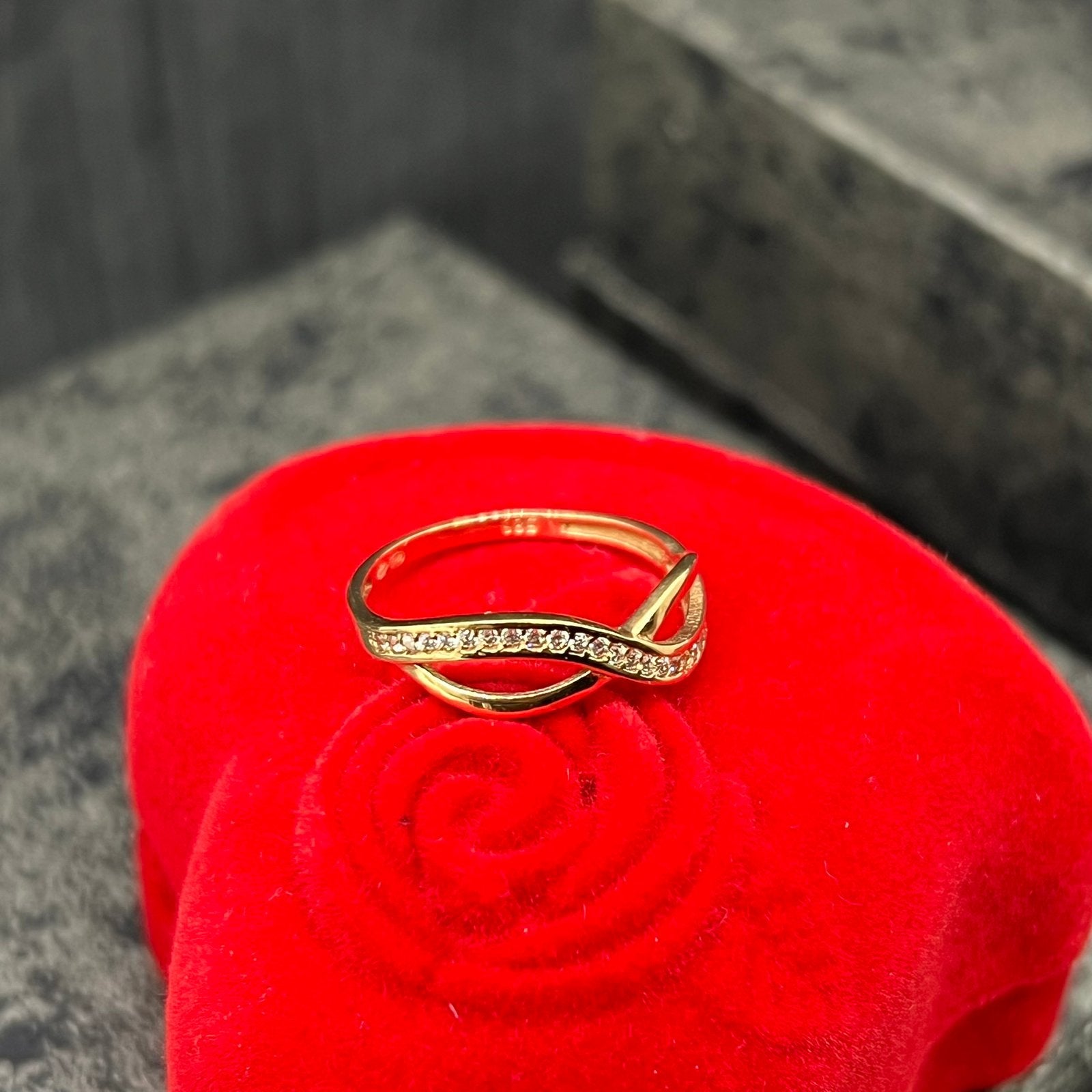 14 karaats gouden ring infinity model, Sieraden, Tassen en Uiterlijk, Ringen, Ophalen of Verzenden, Zo goed als nieuw, Goud, Dame