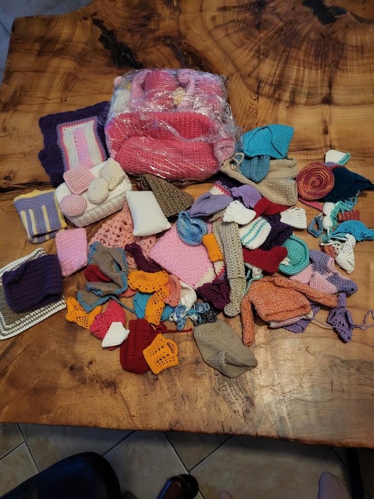 Gehaakte en gebreide Barbie kleding - Diverse sets, Gebruikt, Handgemaakt, Textiel, Meerkleurig