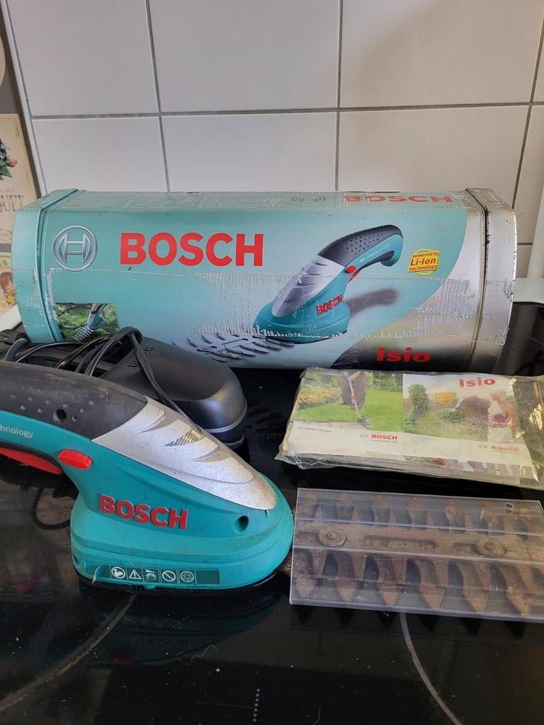 Bosch Isio grastrimmer met oplader en messen, Tuin en Terras, Grastrimmers, Ophalen