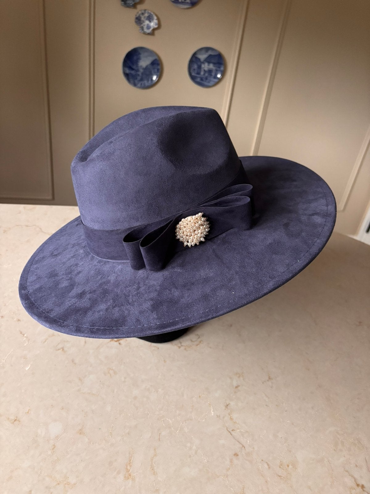 Nieuwe donkerblauwe gleufhoed suede,marine blauw dameshoed, Ophalen of Verzenden, Nieuw, One size fits all, Hoed