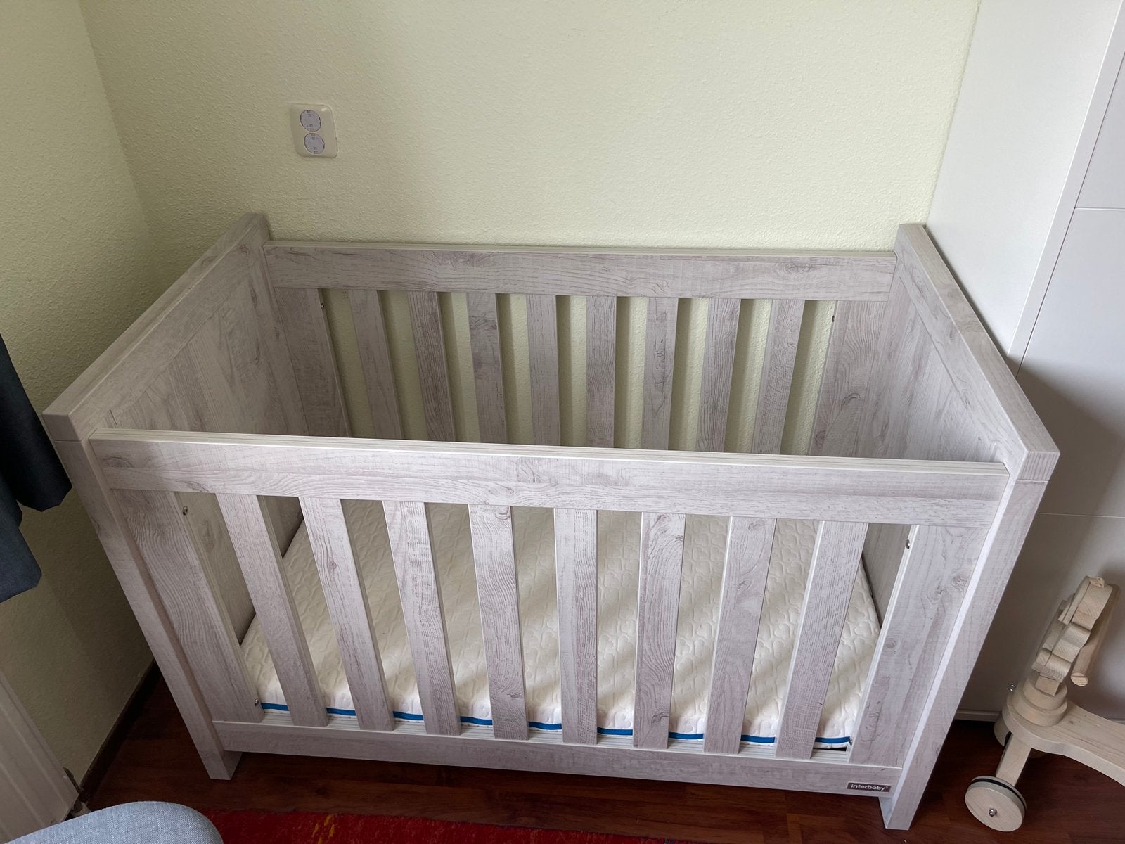 Grijze houten ledikant met matras en beddengoed, Ophalen, Gebruikt, Jongetje of Meisje