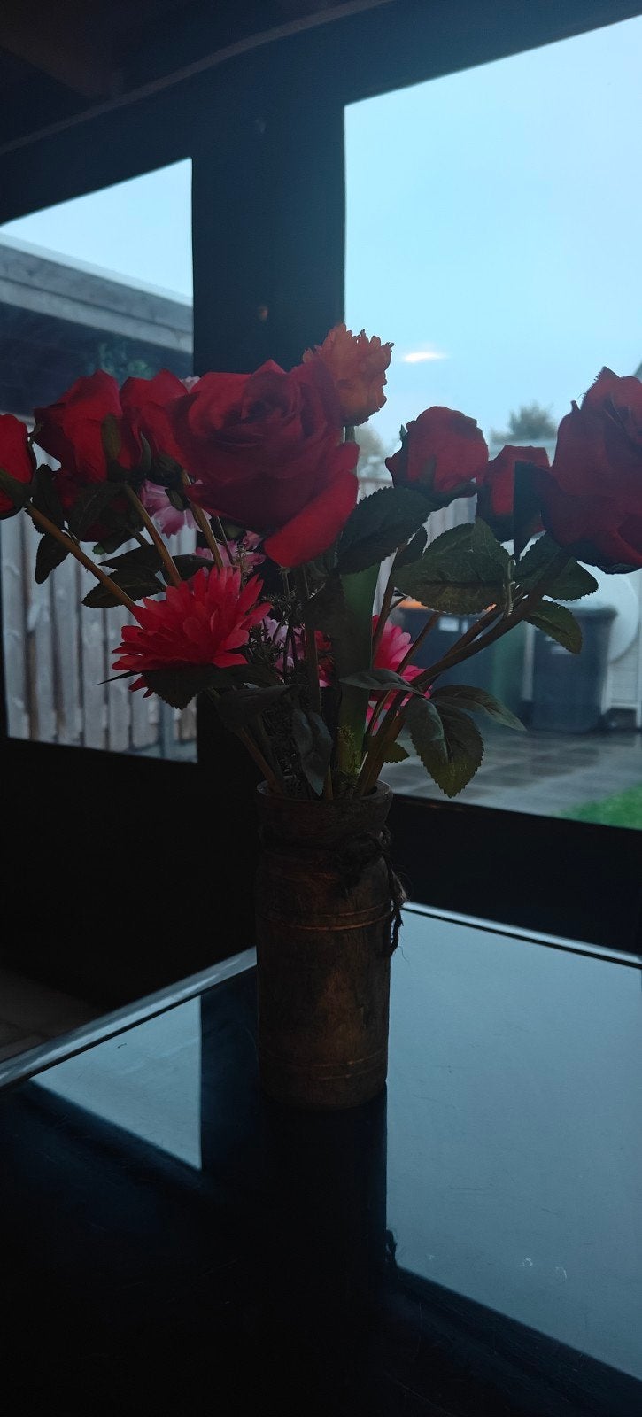 Kunstbloemen in rustieke vaas - Rode rozen en gerbera's, Ophalen of Verzenden, Rood, Textiel, Landelijk