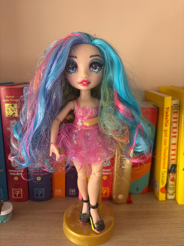 Rainbow High pop met kleurrijk haar en roze jurk, Ophalen, Zo goed als nieuw, Overige typen