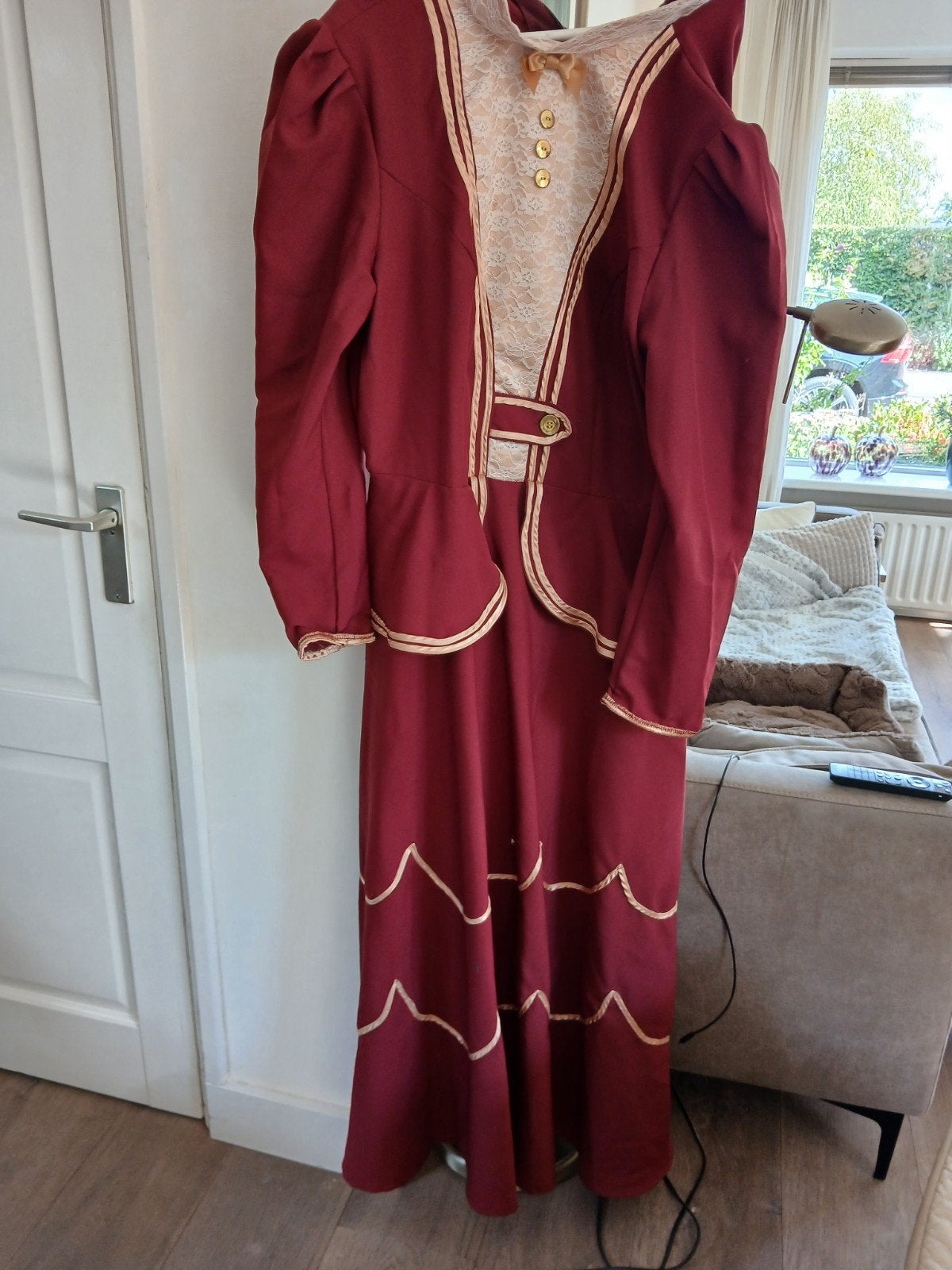 Bordeauxrode jurk met gouden details en kant Charles Dickens, Ophalen of Verzenden, Maat 46/48 (XL) of groter, Carnaval
