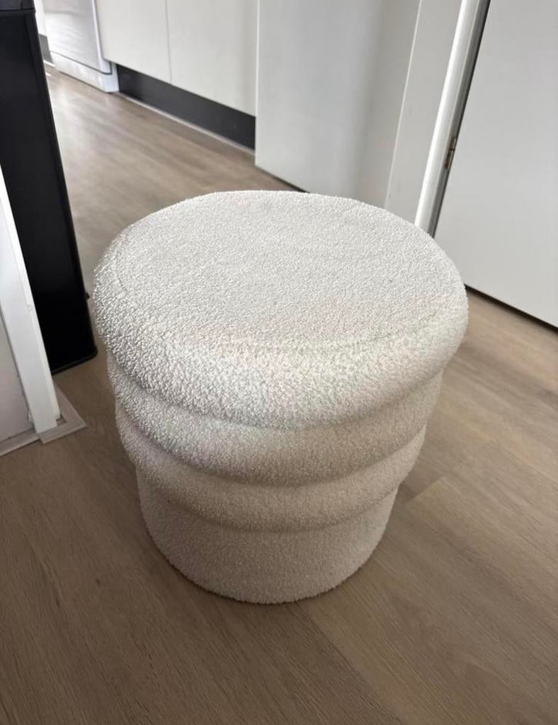 Witte Bouclé Poef, Huis en Inrichting, Banken | Voetenbanken en Poefen, Minder dan 50 cm, Rond, Ophalen of Verzenden, Zo goed als nieuw
