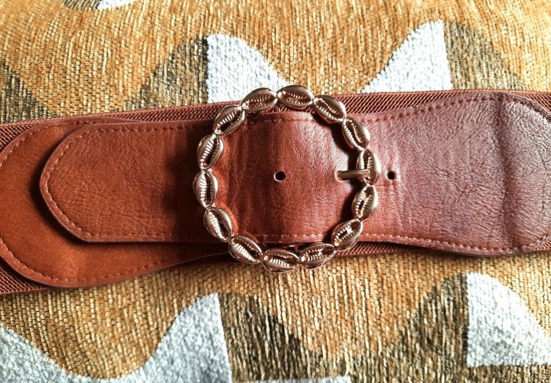 elastische riem met kauri schelpen, Kleding | Dames, Riemen en Ceinturen, 80 tot 90 cm, Tailleriem, Ophalen of Verzenden, Zo goed als nieuw